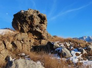 57 Bel roccione con accanto luna nascente